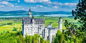 Kasteel Neuschwanstein in de lente van Walter G. Allgöwer