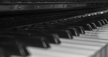 Toetsenbord van een piano in het Zwart en wit