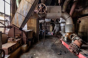 Industriële kleuren in een fabriek van Vivian Teuns