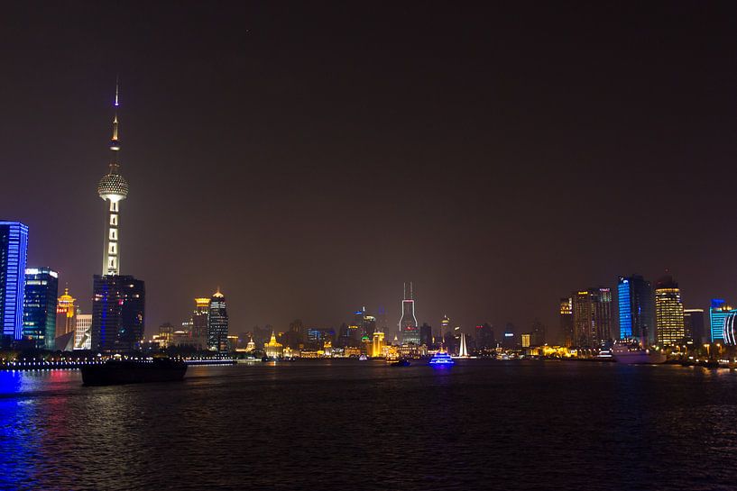 Skyline en Oriental Pearl Tower van Shanghai bij Nacht van Guido van Veen