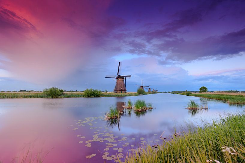 sfeervolle Hollandse wolkenlucht bij de molens van Kinderdijk van gaps photography