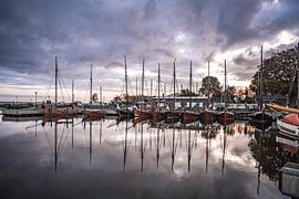 Lever de soleil au port de Bodden Bodstedt sur la mer Baltique dans le Fischland Zingst Darß, Mecklembourg-Poméranie occidentale