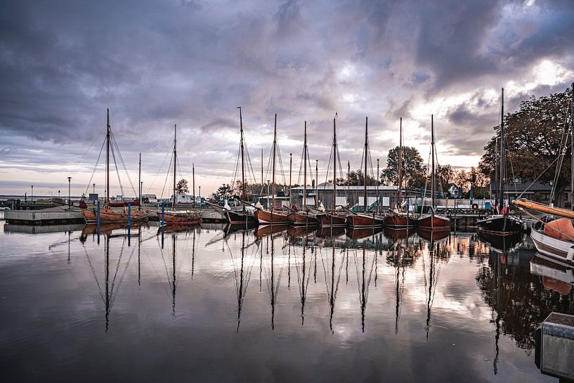 Sonnenaufgang am Boddenhafen Bodstedt an der Ostsee im Fischland Zingst Darß, Mecklenburg-Vorpommern von Thilo Wagner