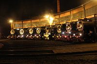 Stoomlocomotieven in de avond