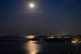 Pleine lune se reflétant dans le lac de Garde sur Menno van der Haven