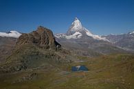 De Matterhorn spiegelend in de Riffelsee  van Paul Wendels thumbnail