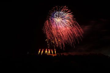 Riesiges, helles, explodierendes Feuerwerk bei riesiger Feier von adventure-photos