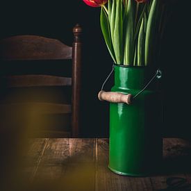 Tulipes dans un pot à lait à l'ancienne sur Maaike Zaal