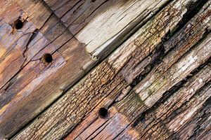 Alte Eisenbahnschwellen in einem Linienmuster....