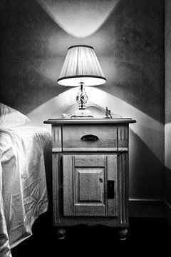 Oude Lamp op nachtkastje van Esther Hereijgers