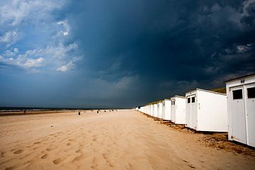 Unwetter auf dem Weg über den Strand Paal 9 Noord auf Texel von Martijn Smit