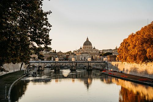 Vaticaan St-Pietersbasiliek tijdens zonsondergang - Rome van Maaike van Perlo - Verhoef