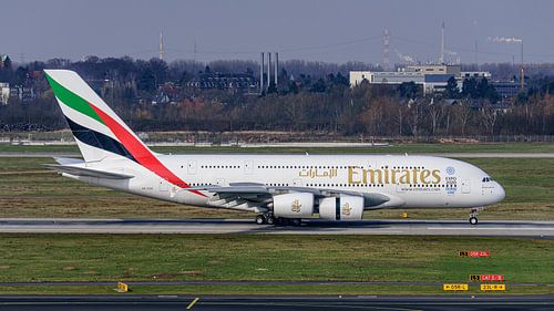 L'Airbus A380 d'Emirates atterrit à l'aéroport de Düsseldorf.