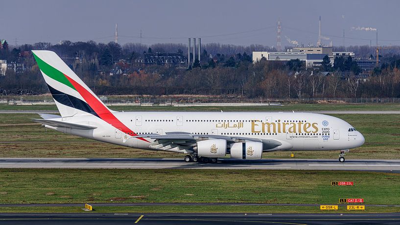 Emirates Airbus A380 landet auf dem Flughafen Düsseldorf. von Jaap van den Berg