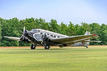 De Junkers 52 is ook bekend als Tante Ju of Iron Annie.