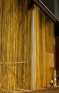 Goldene Fäden an der Fassade – Architektur & Installation