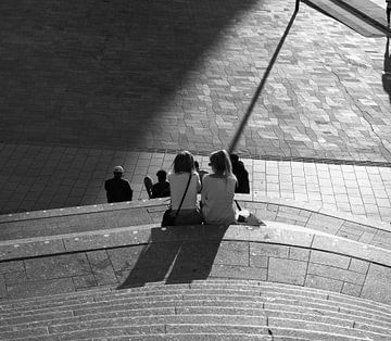 des femmes se détendant sur la Jaarbeursplein en noir et blanc sur Bart van Lier