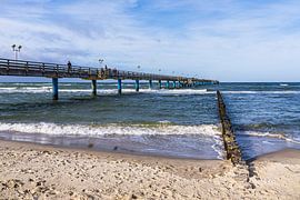 Épuisette et jetée sur la côte de la mer Baltique à Graal-Müritz sur Rico Ködder