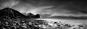 Landschaft in Norwegen am Meer in schwarzweiss. von Manfred Voss, Schwarz-weiss Fotografie