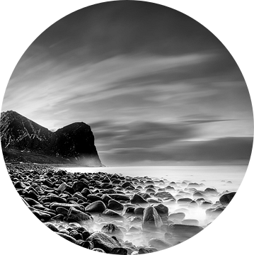 Landschap in Noorwegen aan zee in zwart-wit. van Manfred Voss, Schwarz-weiss Fotografie