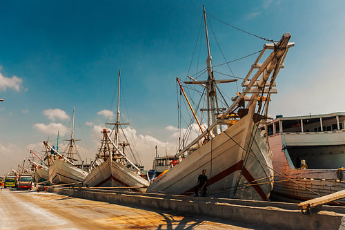 Des pinisi dans le port