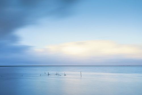 Vissersnetten in het Lauwesmeer te Oostmahorn in licht blauw