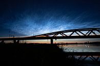 Lichtende nachtwolken bij de Hanzeboog spoorbrug tussen Hattem en Zwolle van Stefan Verkerk thumbnail