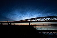 Lichtende nachtwolken bij de Hanzeboog spoorbrug tussen Hattem en Zwolle
