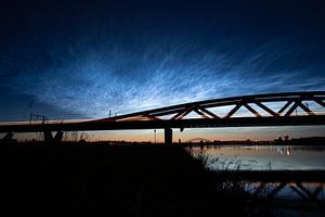 Lichtende nachtwolken bij de Hanzeboog spoorbrug tussen Hattem en Zwolle van Stefan Verkerk