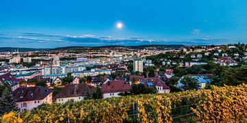 De skyline van Stuttgart met het Europaviertel in de avond van Werner Dieterich