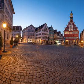 Morgendämmerung über dem historischen Rathausplatz in Esslingen am Neckar. von Jiri Viehmann