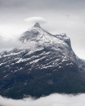 Wolkjes berg in Noorwegen van Leon Brouwer