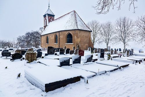 Het kerkje van Dorkwerd in de sneeuw