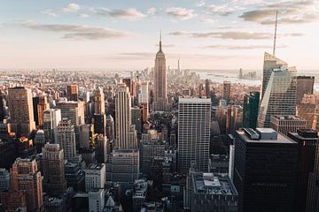 Gouden uur in Manhattan in New York, met uitzicht op Empire State van Thea.Photo