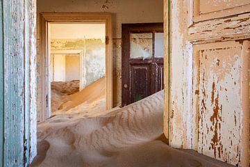 De verlaten schoonheid van Kolmanskop, Namibië van Antwan Janssen