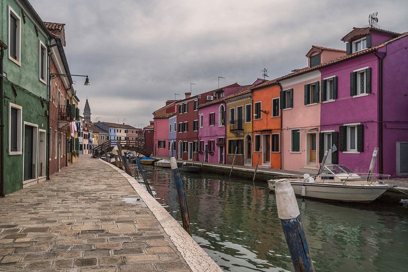 Ein bedeckter Tag in Burano, Italien von Anges van der Logt