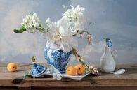 Delfts Blauw, witte bloemen en abrikozen ‘ van Willy Sengers thumbnail