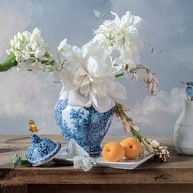 Delfts Blauw, witte bloemen en abrikozen ‘ van Willy Sengers