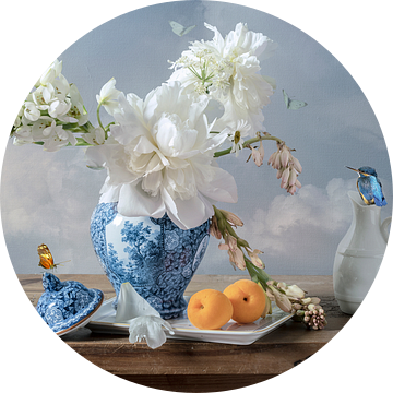 Delfts Blauw, witte bloemen en abrikozen ‘ van Willy Sengers