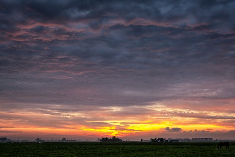 Zonsondergang boven Gronings landschap von Evert Jan Luchies