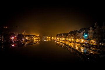 De weerspiegeling op de Maas Dinant, België. van Richard Lentjes