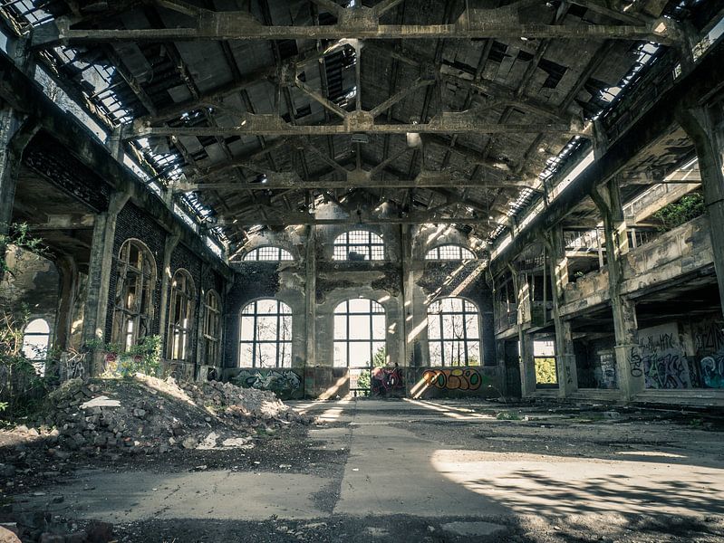 Halle im Gebäude des erloschenen Kohlebergwerks in Belgien von Art By Dominic