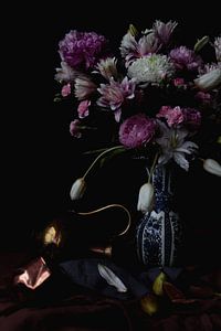 Still life with figs and flowers by Moniek Kuipers