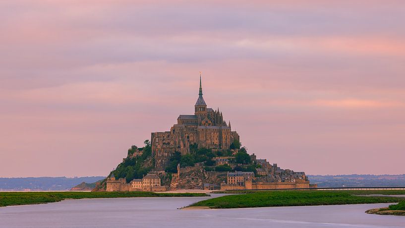 Coucher de soleil au Mont Saint-Michel en Normandie par Henk Meijer Photography