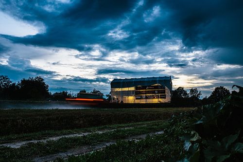 Bouwtent van een corsowagen in de avond