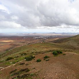 Panoramisch uitzicht vanaf het uitkijkpunt Mirador Morro Velosa op Fuerteventura van Reiner Conrad