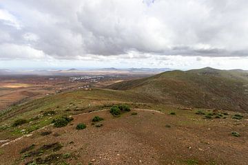 Panoramisch uitzicht vanaf het uitkijkpunt Mirador Morro Velosa op Fuerteventura van Reiner Conrad