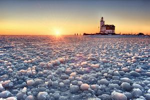 Phare de Marken dans des conditions hivernales