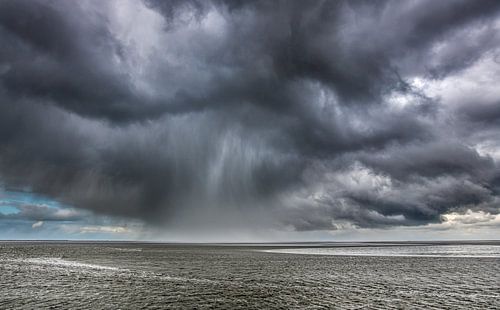 Wolkenlucht boven het Wad met regenbui