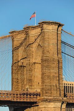 Amerikaanse vlag op de Brooklyn Bridge, New York City van Markus Lange